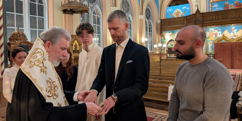 Ι. Μυστήριο του Χρίσματος σε τρία μέλη οικογένειας του Καθεδρικού Ναού Στοκχόλμης